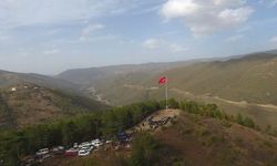 KÖYLÜLER PARA BİRİKTİRİP TARİHİ TEPEYE BAYRAK DİKTİ