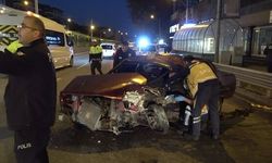 OTOMOBİL BURSARAY'IN BARİYERİNE ÇARPTI: 2 YARALI