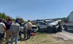 BURSA'DA İKİ ARAÇ KAFA KAFAYA ÇARPIŞTI: 5 YARALI