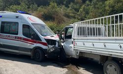 BURSA'DA AMBULANSLARIN KARIŞTIĞI KAZADA ORTALIK SAVAŞ ALANINA DÖNDÜ