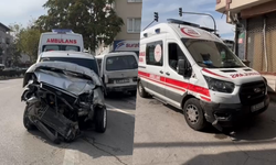 HASTA TAŞIYAN AMBULANSLA OTOMOBİL KAFA KAFAYA ÇARPIŞTI