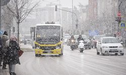 Bursa'da kar yağışı aralıklarla etkili oluyor