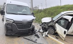 Bursa'da işçi minibüsü kaza yaptı
