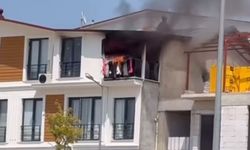 Bursa'da 3 katlı binanın çatı alevlere teslim oldu