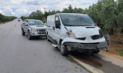 Minibüsle kamyonet çarpıştı: 2 yaralı