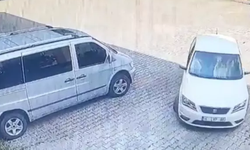 Otomobilin altında kaldı, annesi başından ayrılmadı