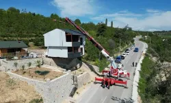 Bursa'da yıkılmasın diye kaçak villayı vinçle taşıdı