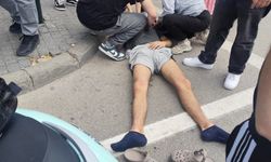 Otomobilin çarptığı 2 motosikletteki gençler yaralandı