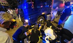 Bursa'da kafası tırın altına giren motosikletliyi kaskı kurtardı