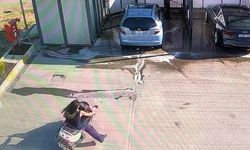 Motosikletli genç kız benzinlikte yıkanan otomobile çarptı