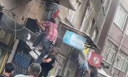 Bursa'da evde çıkan yangında alevlerin arasında kalan kadını mahalleli kurtardı