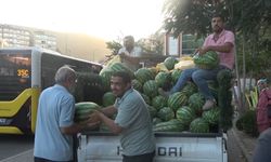 Bursa'da bir mağaza 4 kamyon karpuz dağıttı