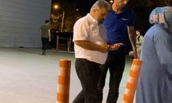 Yüksek sesle müzik dinleyen çocukları attığı şişeyle vurdu