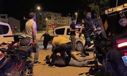 Gençler arasındaki kavga kamerada... Polis biber gazı sıktı, gözaltına aldı