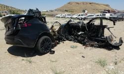 Elektrik direğine çarpan araç bu hale geldi: 2 ölü