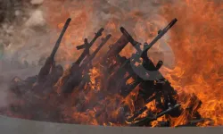 Terör örgütü PKK'lı teröristler silahlarını yaktı