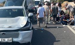 Mezarlığa geçmeye çalışan aileye otomobil çarptı