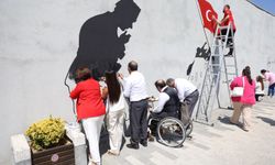 Zafer ruhu, Şehitlik Abidesi duvarlarına yansıtıldı