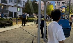 Parkta oyun oynayan çocuğa yorgun mermi isabet etti