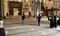 Tarihi cami ziyaretlerine kıyafet mecburiyeti getirildi