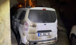 Bursa'da gece yarısı husumetlisinin aracını kundakladı