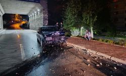 Bursa'da alkollü araç sürücüsü, elektrik direğine çarpıp olay yerinden kaçtı