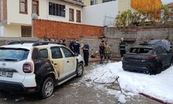 Bursa'da park halindeki araçta çıkan yangın 2 otomobile sıçradı
