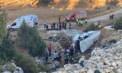 İşçi servisi devrildi: 5 ölü, 14 yaralı