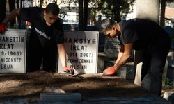 Hergün onlarca mezar temizleyerek fenomen oldular