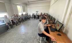 Köy okulu çocuklarının bilgisayar sevinci