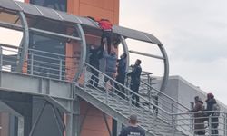 Eşini ayrılmak istediği şahıs üst geçide çıktı