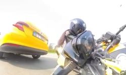 Trafiğin sıkıştığını görmeyen motosikletli, önünde duran taksiye çarptı