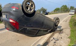 Kayalara çarpan otomobil takla attı, emniyet kemeri sayesinde kurtuldular