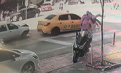 Yaya geçidinde anne ve bebeğe otomobil böyle çarptı