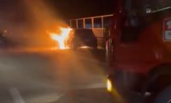 Seyir halindeki otomobil alev alev yandı