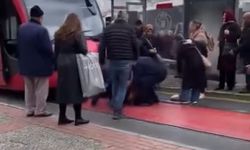 Raylardan geçmek isteyen adama tramvay çarptı