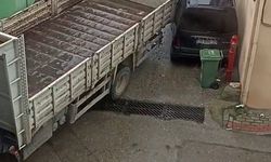 Bursa'da bir kamyon sokak arasındaki araca ağır zarar verip kaçtı