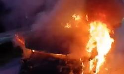 Hareket halindeyken yanan otomobil paniğe neden oldu