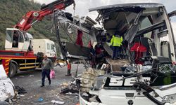 Yolcu otobüsü tıra çarptı: 6 ölü, 11 yaralı