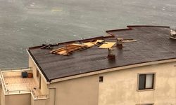 Gemlik'te şiddetli lodos sebebiyle çatılar bir bir uçtu