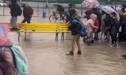 Sel ve fırtınada mahsur kalan öğrenciler için banklardan köprü