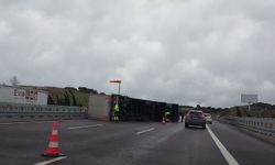 Fırtına otobanda tırı devirdi, sürücü kendi imkanlarıyla böyle çıktı