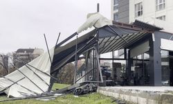 Fırtına çatıları uçurdu, karavanları devirdi