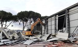 Tarım arazisine kaçak yapılan depolar yıkıldı