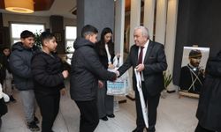 Çocuklar el emeklerini Başkan Şadi Özdemir’e hediye etti