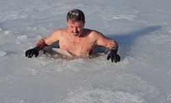 Bursa'da üzerinde çökertme oynadığı, buzu kesip suya girdi