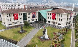 Osmangazi Belediyesi binalarını Türk Bayraklarıyla donattı