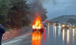 Motor arızası veren otomobil alev alev yandı