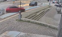 Bursa'da direksiyon dersinde fren yerine gaza bastı: Otomobil dükkânın önüne uçtu