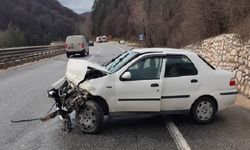 Bursa'da otomobil bariyerlere çarptı: 3 yaralı